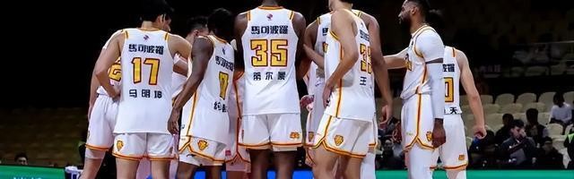 开云官方网站-CBA四强轮廓初现，胡金秋17+11定乾坤，内线为王的时代又回来了？